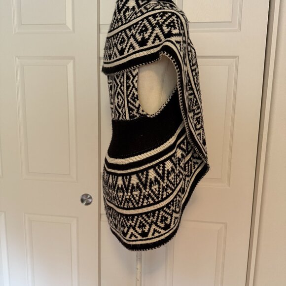 Questions Black & White Patterned Waterfall Sleeveless Cardigan Vest - Picture 7 of 10